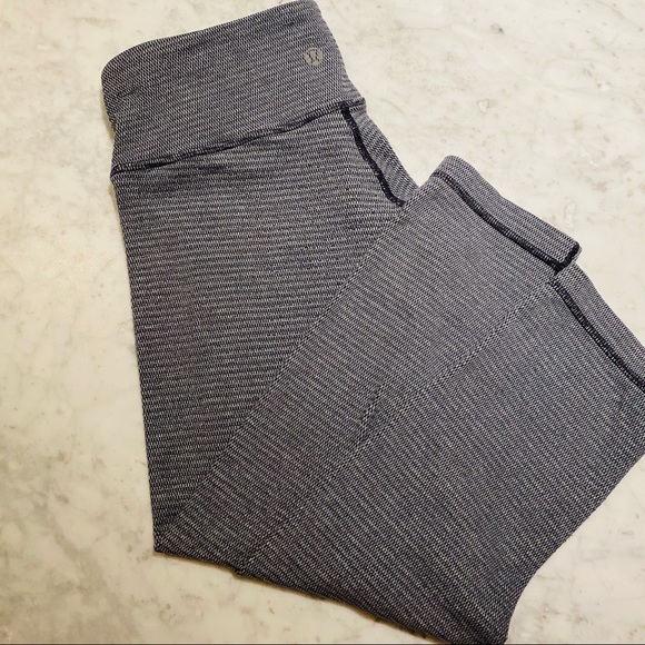 SALE 🐠 Reversible Lululemon Crop Workout Pants Size 4 - Picture 3 of 3